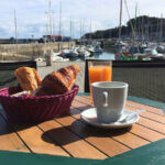 Petit-déjeuner sur la terrasse du bar et café Le Mojo à Groix