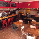 Comptoir du bar et café Le Mojo à Groix